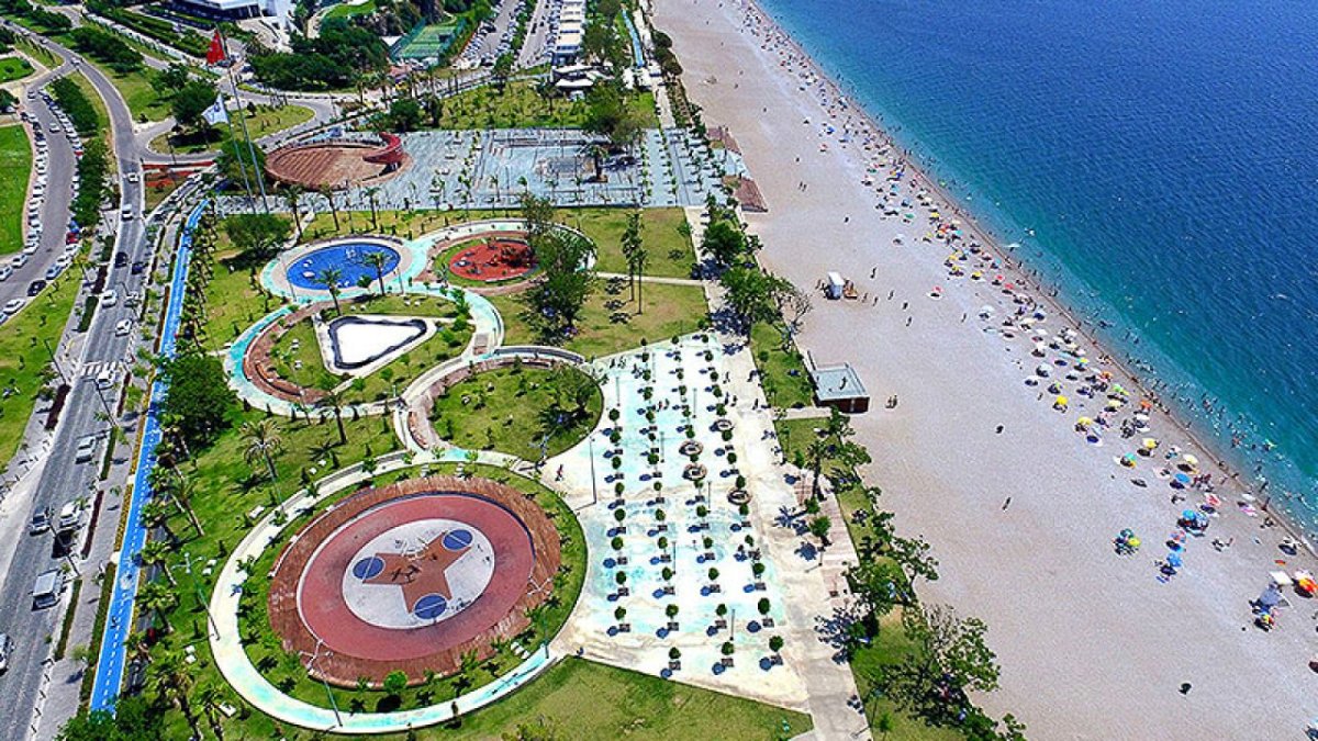Konyaaltı Plajı Yaz Sıcağında Serinlik Arayanların Gözdesi