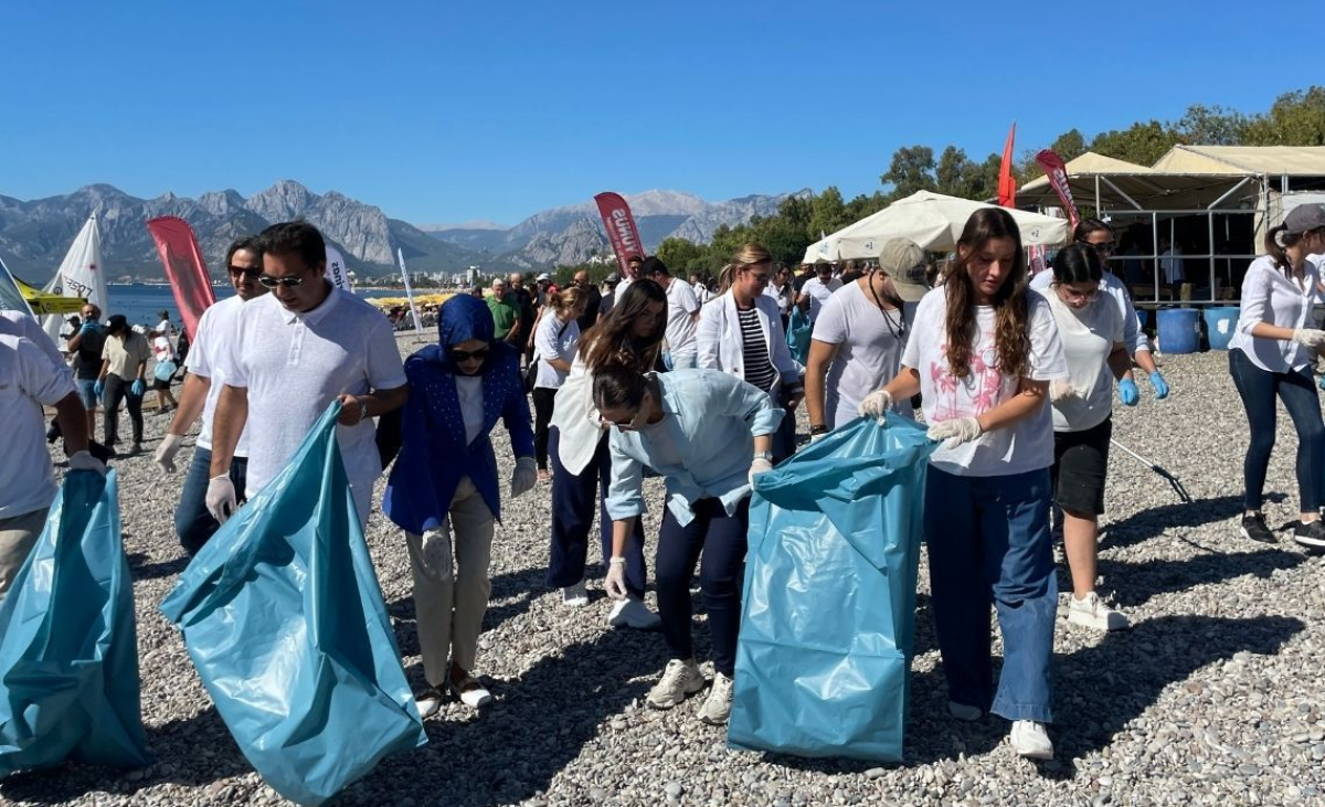 Antalya Sahillerinde Çevre Seferberliği: Uluslararası Kıyı Temizliği Günü'nde Gönüller Birleşti