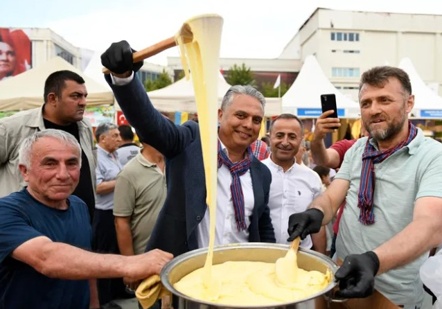 Antalya Muratpaşa’da “Yöreler Renkler” Şenliği Coşkusu